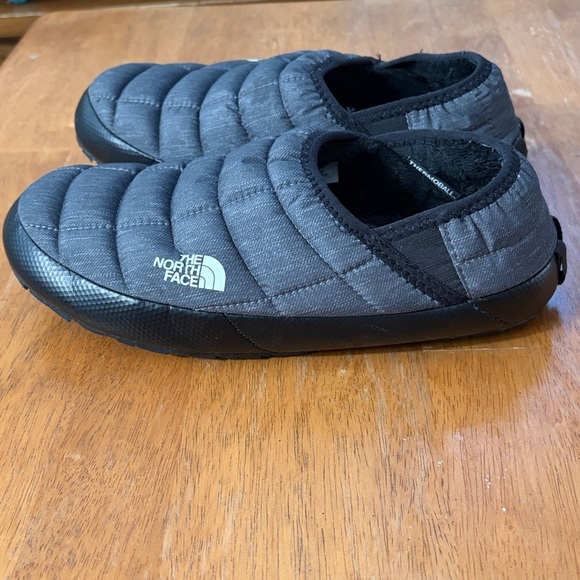 The North Face men’s Gray Quilted Slippers, size 7